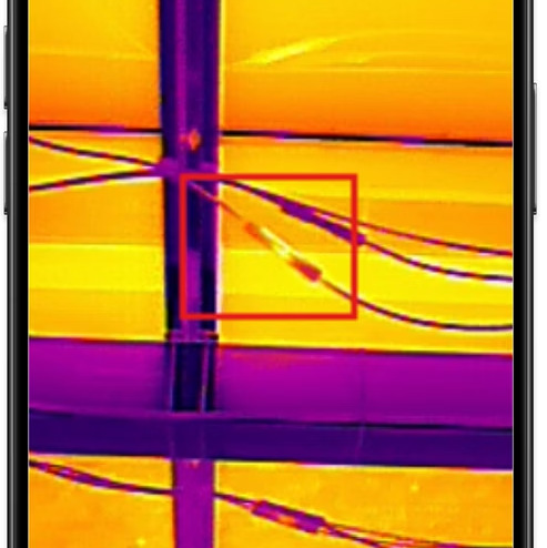 Thermal image of an overheated MC4 connector behind a row of modules, marked with a red box