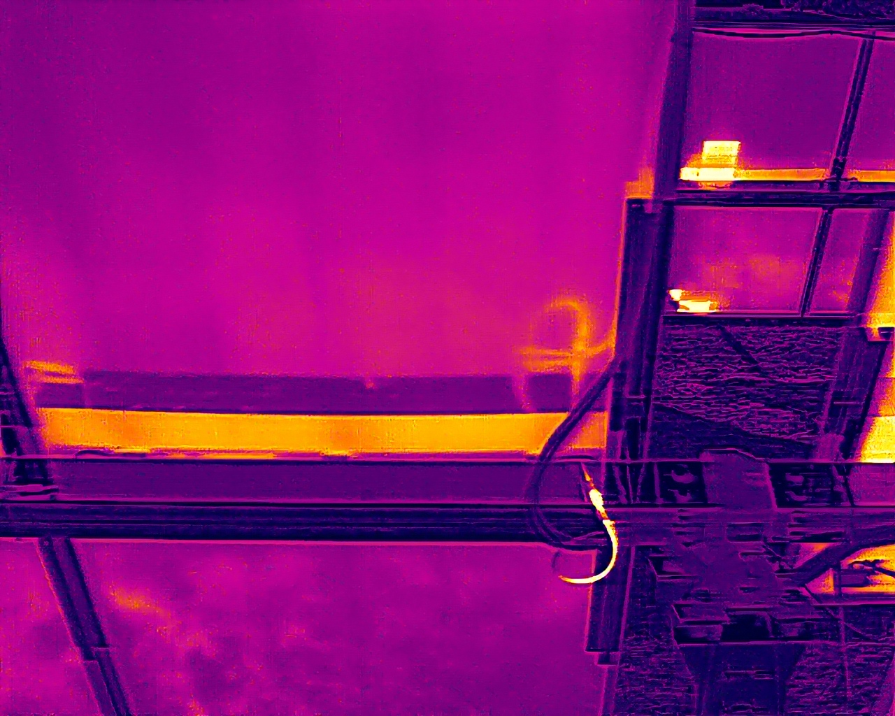 Termografía real a baja altura por la cara trasera de un módulo, con un conector caliente
